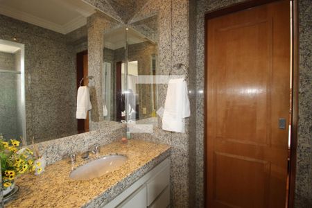 Apartamento à venda com 276m², 4 quartos e 4 vagasBanheiro 