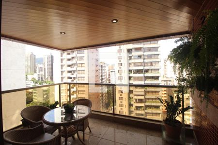 Apartamento à venda com 276m², 4 quartos e 4 vagasVaranda 