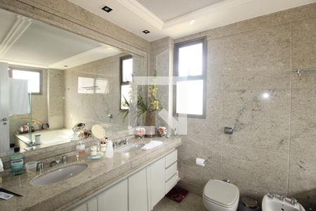 Apartamento à venda com 276m², 4 quartos e 4 vagasBanheiro 