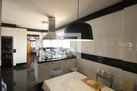 Apartamento à venda com 276m², 4 quartos e 4 vagasCozinha 