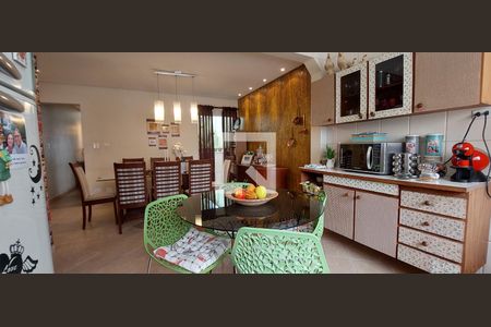 Casa à venda com 199m², 3 quartos e 4 vagas Casa à venda com 199m², 3 quartos e 4 vagasCozinha