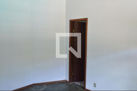 Casa de condomínio para alugar com 690m², 5 quartos e 4 vagasSuíte - Edicula