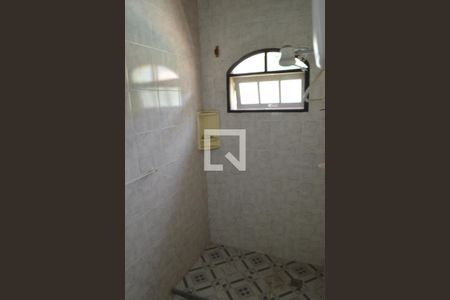 Casa de condomínio para alugar com 690m², 5 quartos e 4 vagasBanheiro da Suíte - Edicula