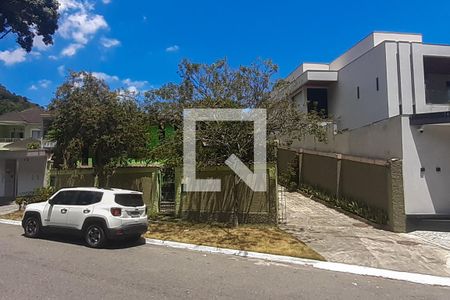 Casa de condomínio para alugar com 690m², 5 quartos e 4 vagasFachada interna