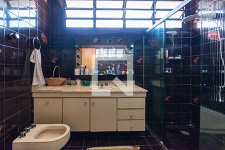 Casa à venda com 455m², 4 quartos e 6 vagas Casa à venda com 455m², 4 quartos e 6 vagasBanheiro da Suíte 1