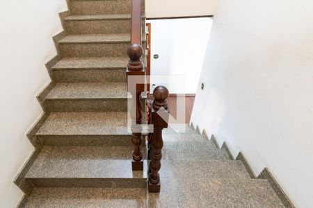 Casa à venda com 455m², 4 quartos e 6 vagas Casa à venda com 455m², 4 quartos e 6 vagasEscada