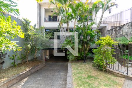 Casa à venda com 455m², 4 quartos e 6 vagas Casa à venda com 455m², 4 quartos e 6 vagasEntrada da Garagem