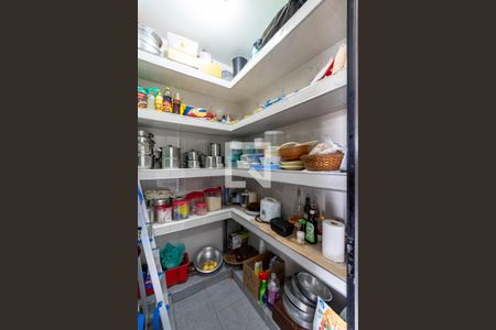 Casa à venda com 455m², 4 quartos e 6 vagas Casa à venda com 455m², 4 quartos e 6 vagasDespensa