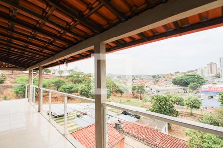 Casa para alugar com 145m², 4 quartos e 1 vaga Casa para alugar com 145m², 4 quartos e 1 vagaVaranda
