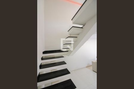 Escada de casa para alugar com 4 quartos, 145m² em Planalto, Belo Horizonte