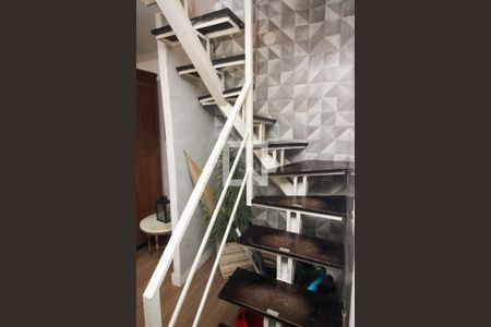 Casa de condomínio à venda com 177m², 3 quartos e 2 vagas Casa de condomínio à venda com 177m², 3 quartos e 2 vagasEscada