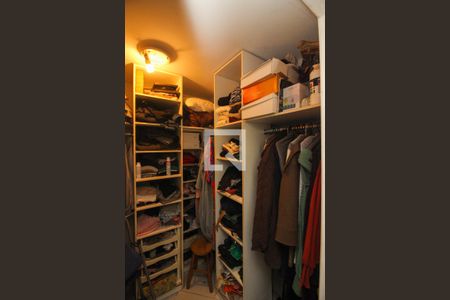 Casa de condomínio à venda com 177m², 3 quartos e 2 vagas Casa de condomínio à venda com 177m², 3 quartos e 2 vagasCloset da suíte 1