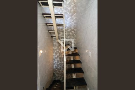 Casa de condomínio à venda com 177m², 3 quartos e 2 vagas Casa de condomínio à venda com 177m², 3 quartos e 2 vagasEscada