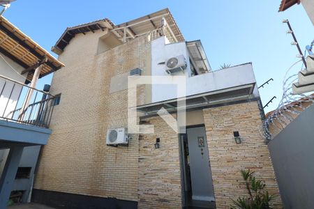 Casa de condomínio à venda com 177m², 3 quartos e 2 vagas Casa de condomínio à venda com 177m², 3 quartos e 2 vagasFachada