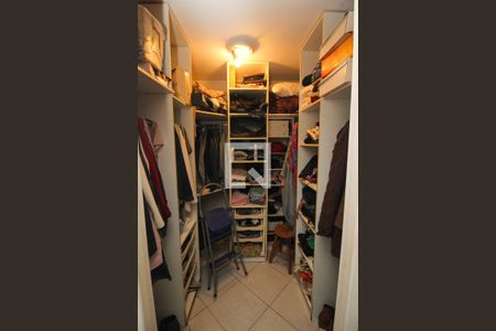 Casa de condomínio à venda com 177m², 3 quartos e 2 vagas Casa de condomínio à venda com 177m², 3 quartos e 2 vagasCloset da suíte 1