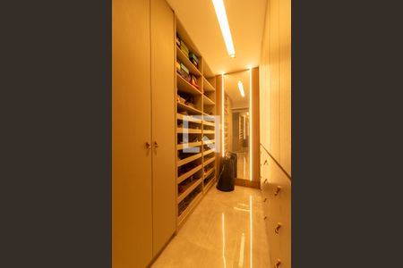 Casa de condomínio à venda com 230m², 3 quartos e 2 vagasCloset da suíte