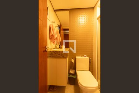 Casa de condomínio à venda com 230m², 3 quartos e 2 vagasBanheiro de serviço