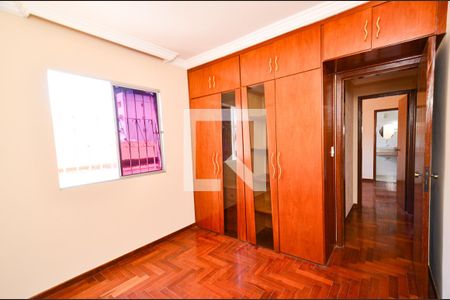 Quarto de apartamento para alugar com 3 quartos, 110m² em Fernão Dias, Belo Horizonte