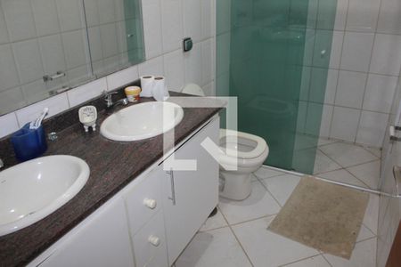 Casa de condomínio para alugar com 220m², 4 quartos e 4 vagasBanheiro da Suíte 1