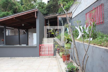 Casa de condomínio para alugar com 220m², 4 quartos e 4 vagasQuintal