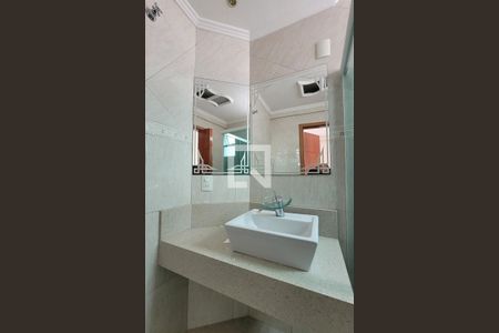 Casa à venda com 300m², 3 quartos e 5 vagasBanheiro da suíte 2