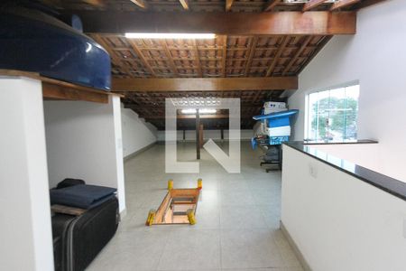 Casa à venda com 280m², 3 quartos e 2 vagas Casa à venda com 280m², 3 quartos e 2 vagasSotão