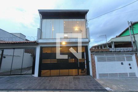 Casa à venda com 280m², 3 quartos e 2 vagas Casa à venda com 280m², 3 quartos e 2 vagasFachada