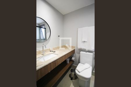 Banheiro de kitnet/studio para alugar com 1 quarto, 30m² em Indianópolis, São Paulo