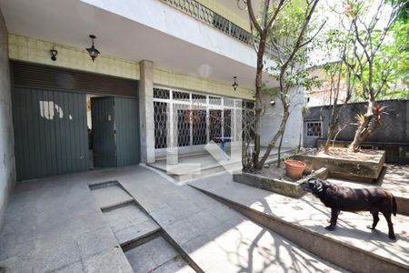 Casa à venda com 420m², 7 quartos e 5 vagas Casa à venda com 420m², 7 quartos e 5 vagasFrente de Casa