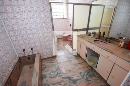 Casa à venda com 420m², 7 quartos e 5 vagas Casa à venda com 420m², 7 quartos e 5 vagasBanheiro do Quarto 1 - Suíte