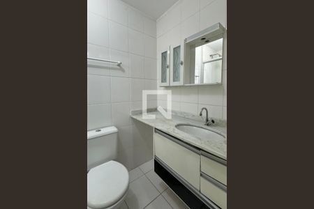 Banheiro da Suíte 1 de apartamento para alugar com 2 quartos, 61m² em Jardim Tupanci, Barueri