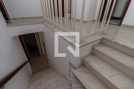Casa à venda com 340m², 3 quartos e 5 vagasEscadas
