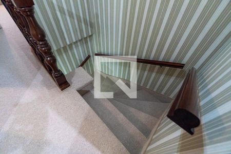 Casa à venda com 208m², 3 quartos e 2 vagas Casa à venda com 208m², 3 quartos e 2 vagasEscada