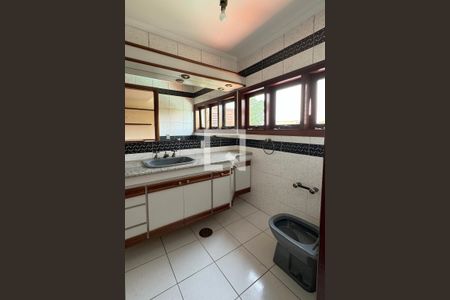 Casa de condomínio para alugar com 720m², 3 quartos e 6 vagasBanheiro da Suíte 2