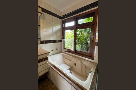 Casa de condomínio para alugar com 720m², 3 quartos e 6 vagasBanheiro da Suíte 1