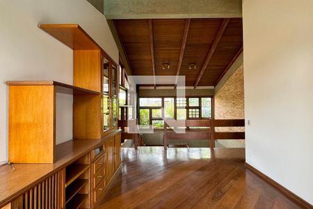 Casa de condomínio para alugar com 720m², 3 quartos e 6 vagasSala de TV