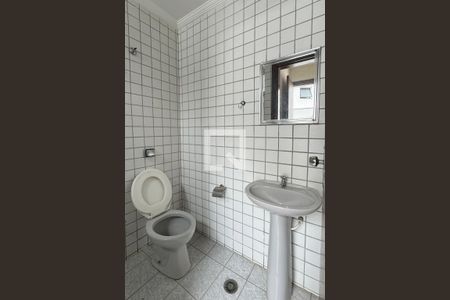 Casa de condomínio para alugar com 720m², 3 quartos e 6 vagasBanheiro de serviço