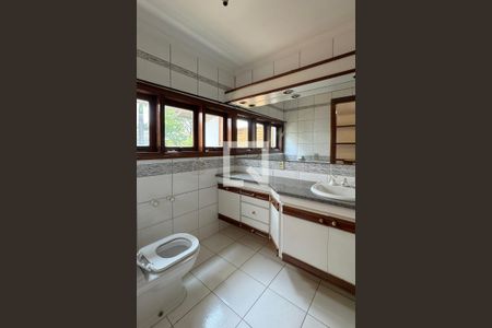 Casa de condomínio para alugar com 720m², 3 quartos e 6 vagasBanheiro da Suíte 3