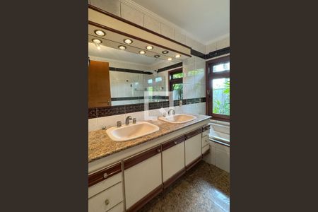 Casa de condomínio para alugar com 720m², 3 quartos e 6 vagasBanheiro da Suíte 1