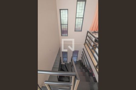 Casa à venda com 200m², 2 quartos e 2 vagas Casa à venda com 200m², 2 quartos e 2 vagasEscada