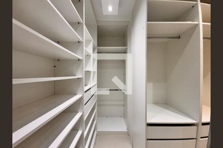 Apartamento à venda com 70m², 2 quartos e 1 vaga Apartamento à venda com 70m², 2 quartos e 1 vagaCloset da suíte