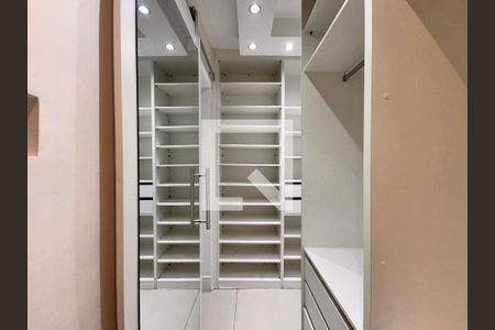 Apartamento à venda com 70m², 2 quartos e 1 vaga Apartamento à venda com 70m², 2 quartos e 1 vagaCloset da suíte