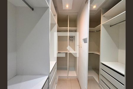 Apartamento à venda com 70m², 2 quartos e 1 vaga Apartamento à venda com 70m², 2 quartos e 1 vagaCloset da suíte