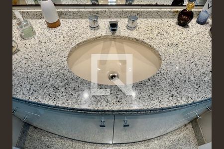 Apartamento à venda com 220m², 4 quartos e 3 vagasBanheiro da Suíte 2