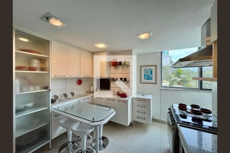 Apartamento à venda com 220m², 4 quartos e 3 vagasCozinha