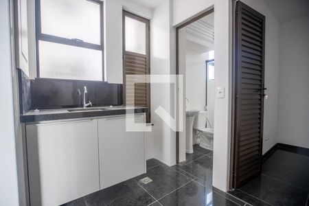 Apartamento à venda com 131m², 4 quartos e 4 vagasÁrea e banheiro de Serviço