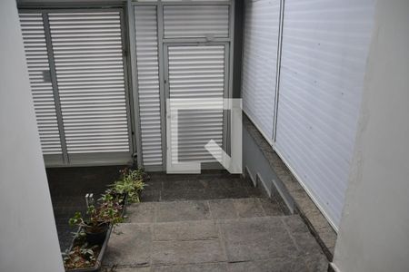 Casa à venda com 435m², 4 quartos e 8 vagasEscada