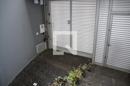 Casa à venda com 435m², 4 quartos e 8 vagasEscada