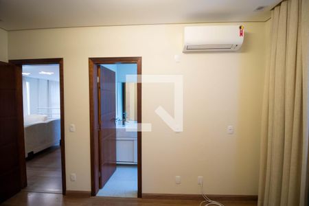Casa de condomínio à venda com 215m², 3 quartos e 4 vagasSuíte 02