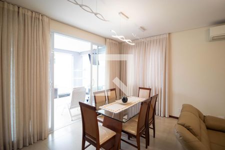 Casa de condomínio à venda com 215m², 3 quartos e 4 vagasSala